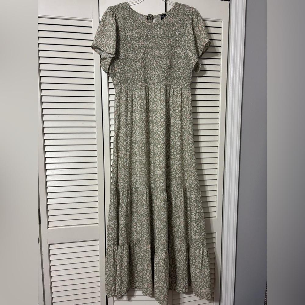Elegant Floral Maxi Dress in Green